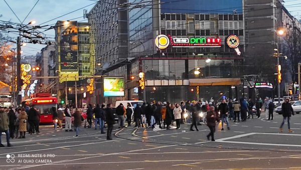 БАХАТОСТ НА СЛАВИЈИ: Добацују се лоптом и не дају људима да прођу (ВИДЕО) БАХАТОСТ НА СЛАВИЈИ: Добацују се лоптом и не дају људима да прођу (ВИДЕО)