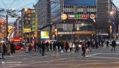 БАХАТОСТ НА СЛАВИЈИ: Добацују се лоптом и не дају људима да прођу (ВИДЕО) БАХАТОСТ НА СЛАВИЈИ: Добацују се лоптом и не дају људима да прођу (ВИДЕО)