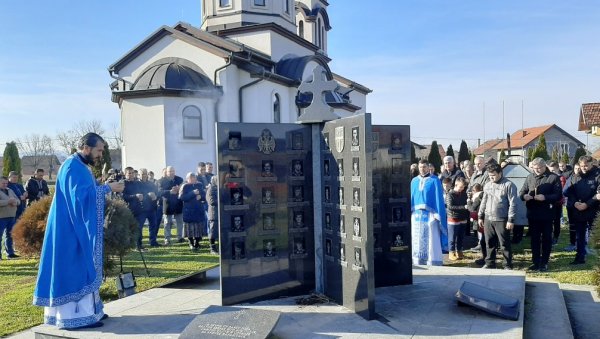 НА РУШЕВИНАМА ЦРКВЕ МУЏАХЕДИНСКИ КАМП: Обележен егзодус 5.000 Срба из Гостовића - људи протерани, насеља сравњена, за злочин нико одговоаран НА РУШЕВИНАМА ЦРКВЕ МУЏАХЕДИНСКИ КАМП: Обележен егзодус 5.000 Срба из Гостовића - људи протерани, насеља сравњена, за злочин нико одговоаран