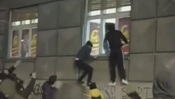ВАНДАЛИЗАМ У НОВОМ САДУ: Хулигани уништили просторије ПС (ВИДЕО) ВАНДАЛИЗАМ У НОВОМ САДУ: Хулигани уништили просторије ПС (ВИДЕО)