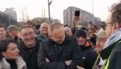 ВИДОЈКОВИЋ И ЂИЛАС НА ИСТОМ ЗАДАТКУ: Погледајте како је глумио редара током незаконите блокаде (ВИДЕО) ВИДОЈКОВИЋ И ЂИЛАС НА ИСТОМ ЗАДАТКУ: Погледајте како је глумио редара током незаконите блокаде (ВИДЕО)