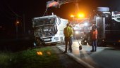 ПРЕВРНУО СЕ ШЛЕПЕР: Саобраћајна несрећа на Ибарској магистрали код Краљева (ФОТО) ПРЕВРНУО СЕ ШЛЕПЕР: Саобраћајна несрећа на Ибарској магистрали код Краљева (ФОТО)