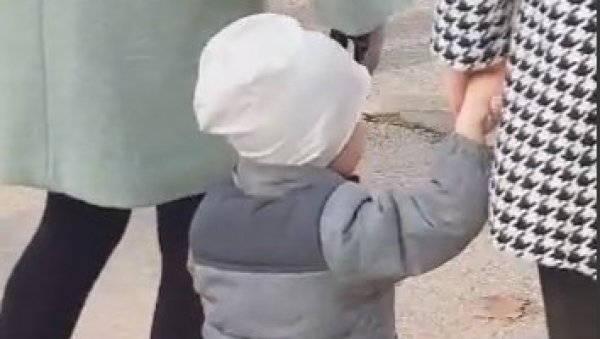 ТУЖНА СЦЕНА: Демонстранти расплакали дете у Нишу (ВИДЕО) ТУЖНА СЦЕНА: Демонстранти расплакали дете у Нишу (ВИДЕО)