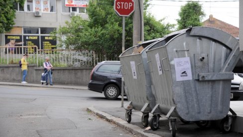 KAO U CRTANOM FILMU: Mladiću upali ključevi u kontejner, na kraju i on sam završio u njemu - Vatrogasci imali pune ruke posla (FOTO) KAO U CRTANOM FILMU: Mladiću upali ključevi u kontejner, na kraju i on sam završio u njemu - Vatrogasci imali pune ruke posla (FOTO)
