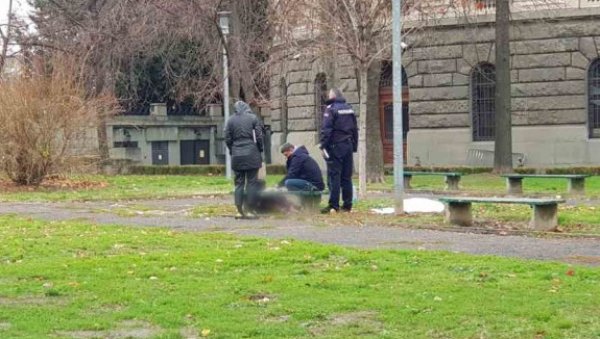 ПРОНАЂЕНО ТЕЛО МУШКАРЦА ПОРЕД СКУПШТИНЕ: Страшна сцена у парку у центру Београда ПРОНАЂЕНО ТЕЛО МУШКАРЦА ПОРЕД СКУПШТИНЕ: Страшна сцена у парку у центру Београда