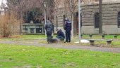 ПРОНАЂЕНО ТЕЛО МУШКАРЦА ПОРЕД СКУПШТИНЕ: Страшна сцена у парку у центру Београда ПРОНАЂЕНО ТЕЛО МУШКАРЦА ПОРЕД СКУПШТИНЕ: Страшна сцена у парку у центру Београда