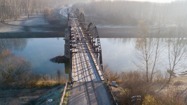 ЗАТВОРЕН ЗА САОБРАЋАЈ МОСТ НА ТАМИШУ: Мештани захтевају решење проблема, прелаз у изузетно лошем стању ЗАТВОРЕН ЗА САОБРАЋАЈ МОСТ НА ТАМИШУ: Мештани захтевају решење проблема, прелаз у изузетно лошем стању