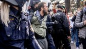СТРОГА КОНТРОЛА ПОЛИЦИЈЕ: Корона протест у Бечу уз слику Адолфа Хитлера СТРОГА КОНТРОЛА ПОЛИЦИЈЕ: Корона протест у Бечу уз слику Адолфа Хитлера