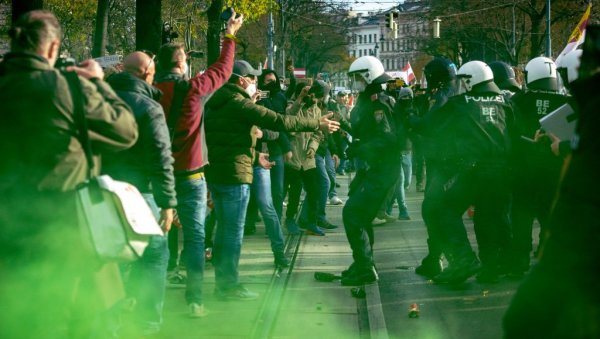 ИНЦИДЕНТИ НА ПРОТЕСТУ У БЕЧУ: Ухапшено 5 особа, повређено више полицајаца ИНЦИДЕНТИ НА ПРОТЕСТУ У БЕЧУ: Ухапшено 5 особа, повређено више полицајаца