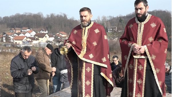 ЗЕМЉА ЈЕ ДАНИМА ДИСАЛА ЗБОГ ЗАКОПАНИХ СРБА: Помен жртвама усташког терора у Радуловачкој јами у Прњавору (ФОТО) ЗЕМЉА ЈЕ ДАНИМА ДИСАЛА ЗБОГ ЗАКОПАНИХ СРБА: Помен жртвама усташког терора у Радуловачкој јами у Прњавору (ФОТО)
