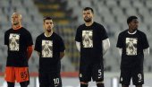 ОТИШАО СИ МОЦО, ОСТАЛА ЈЕ ТУГА: Навијачи Партизана се опростили од највољенијег сина ОТИШАО СИ МОЦО, ОСТАЛА ЈЕ ТУГА: Навијачи Партизана се опростили од највољенијег сина