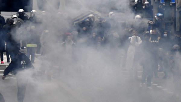ХАОС НА УЛИЦАМА БРИСЕЛА: Полиција употребила водене топове и сузавац на групу демонстраната (ФОТО) ХАОС НА УЛИЦАМА БРИСЕЛА: Полиција употребила водене топове и сузавац на групу демонстраната (ФОТО)