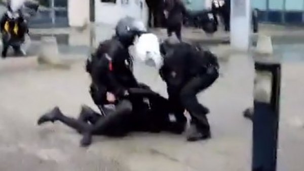 ПОГЛЕДАЈТЕ: Акција полиције у Француској током протеста (ВИДЕО) ПОГЛЕДАЈТЕ: Акција полиције у Француској током протеста (ВИДЕО)
