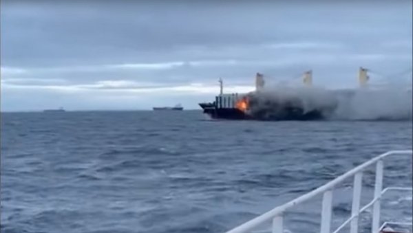 БРОД ГОРИ 24 ЧАСА: Пожар на теретњаку још није под контролом (ВИДЕО) БРОД ГОРИ 24 ЧАСА: Пожар на теретњаку још није под контролом (ВИДЕО)