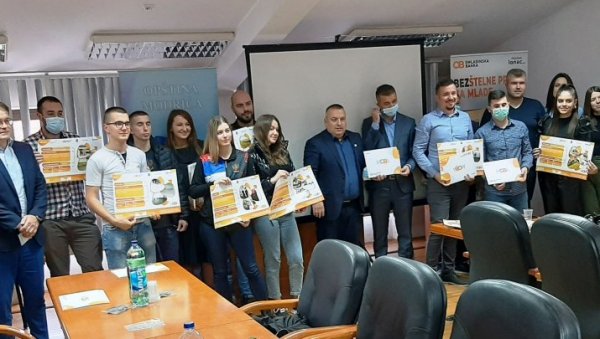 ЗА ИДЕЈЕ МЛАДИХ 43.000 МАРАКА!: У Moдричи урађено 18 прojeкaтa прeкo Oмлaдинскe бaнкe и Фoндaциje Moзaик ЗА ИДЕЈЕ МЛАДИХ 43.000 МАРАКА!: У Moдричи урађено 18 прojeкaтa прeкo Oмлaдинскe бaнкe и Фoндaциje Moзaик