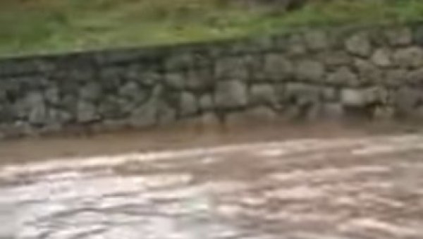 ТЕШКА НОЋ ЗА ОПШТИНУ ДИЦМО: Поплављене саобраћајнице и поља, вода продрла у куће, становништво евакуисано (ВИДЕО) ТЕШКА НОЋ ЗА ОПШТИНУ ДИЦМО: Поплављене саобраћајнице и поља, вода продрла у куће, становништво евакуисано (ВИДЕО)