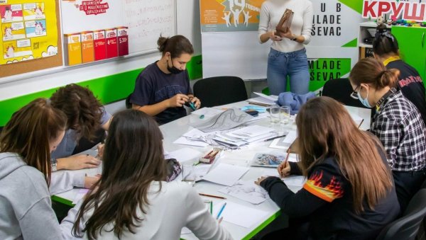 ИЗЛОЖБА КАНЦЕЛАРИЈЕ ЗА МЛАДЕ: Поставку чине радови настали на радионицама за графички дизајн и фотографију ИЗЛОЖБА КАНЦЕЛАРИЈЕ ЗА МЛАДЕ: Поставку чине радови настали на радионицама за графички дизајн и фотографију
