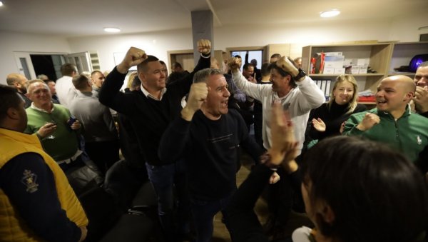 ДПС ПАО, СВИ СЛАВЕ ПОБЕДУ! Пресек политичких прилика после локалних избора у Мојковцу, на Цетињу и у Петњици ДПС ПАО, СВИ СЛАВЕ ПОБЕДУ! Пресек политичких прилика после локалних избора у Мојковцу, на Цетињу и у Петњици