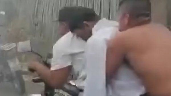 (УЗНЕМИРУЈУЋИ ВИДЕО) Леш пријатеља извадили из сандука и возили на мотору (УЗНЕМИРУЈУЋИ ВИДЕО) Леш пријатеља извадили из сандука и возили на мотору