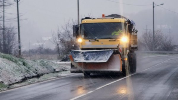 УПОЗОРЕЊЕ АМСС ЗА ВОЗАЧЕ: Клизав коловоз, ево где радови на путу мењају режим саобраћаја УПОЗОРЕЊЕ АМСС ЗА ВОЗАЧЕ: Клизав коловоз, ево где радови на путу мењају режим саобраћаја