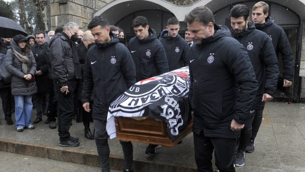 ДА ВОЛИМ ЦРНО-БЕЛЕ И ШАЛ ОКО КРСТА: Моца на последњи пут отишао уз свој Партизан ДА ВОЛИМ ЦРНО-БЕЛЕ И ШАЛ ОКО КРСТА: Моца на последњи пут отишао уз свој Партизан