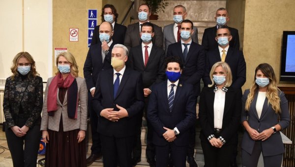 УСПЕЛИ УПРКОС ПРАЗНОЈ КАСИ: Представљени резултати једногодишњег рада Владе, пљуште обећања УСПЕЛИ УПРКОС ПРАЗНОЈ КАСИ: Представљени резултати једногодишњег рада Владе, пљуште обећања