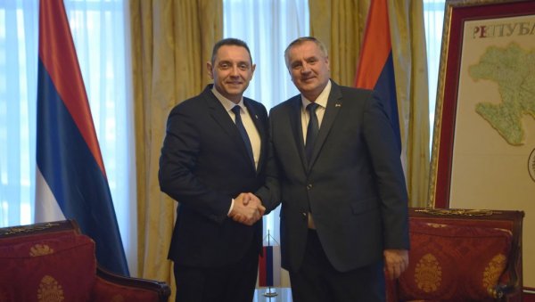 ДОК СРБИЈУ ВОДИ ВУЧИЋ, РС ЋЕ БИТИ ЧУВАНА: Вулин са премијером Вишковићем у Бањој Луци ДОК СРБИЈУ ВОДИ ВУЧИЋ, РС ЋЕ БИТИ ЧУВАНА: Вулин са премијером Вишковићем у Бањој Луци