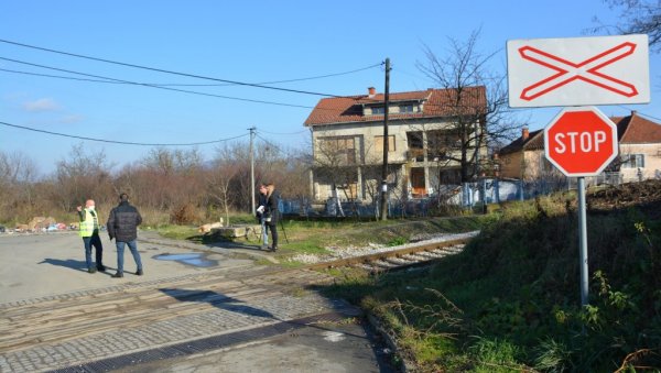 ВОЗ ЈЕ УВЕК БРЖИ: Кампања за већу безбедност на укрштајима железничког и друмског саобраћаја на територији Крушевца ВОЗ ЈЕ УВЕК БРЖИ: Кампања за већу безбедност на укрштајима железничког и друмског саобраћаја на територији Крушевца
