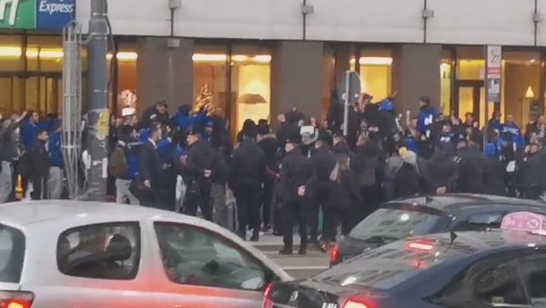 БЕОГРАЂАНИ ГЛЕДАЛИ У ЧУДУ: Страни навијачи направили фешту у престоници Србије (ВИДЕО) БЕОГРАЂАНИ ГЛЕДАЛИ У ЧУДУ: Страни навијачи направили фешту у престоници Србије (ВИДЕО)