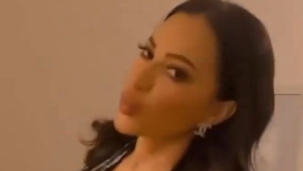 ЦЕЦА ЗАПАЛИЛА ИНСТАГРАМ: Певачица послала пољубац фановима у изазовном издању (ФОТО) ЦЕЦА ЗАПАЛИЛА ИНСТАГРАМ: Певачица послала пољубац фановима у изазовном издању (ФОТО)