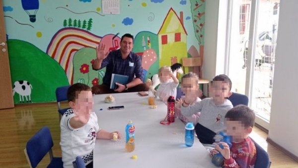 ЧЕТИРИСТО МЕШТАНA ОКРУЖЕНО АЛБАНЦИМА Новости са Србима у Бањама и Сувом Грлу код Србице: Веру у опстанак чува 120 деце ЧЕТИРИСТО МЕШТАНA ОКРУЖЕНО АЛБАНЦИМА Новости са Србима у Бањама и Сувом Грлу код Србице: Веру у опстанак чува 120 деце