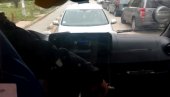 КОЛАПС У ВОЈВОДЕ ВЛАХОВИЋА ЗБОГ ТУЂЕ БАХАТОСТИ: Оставила кола паркирана насред улице, пола насеља морало да чека расплет драме