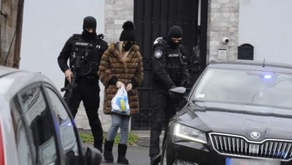 ПРАЛЕ КРВАВИ НОВАЦ МУЖЕВА? Супруге Марка Миљковића, Вељка Беливука и Филипа Ивановског у Тужилаштву за организовани криминал ПРАЛЕ КРВАВИ НОВАЦ МУЖЕВА? Супруге Марка Миљковића, Вељка Беливука и Филипа Ивановског у Тужилаштву за организовани криминал