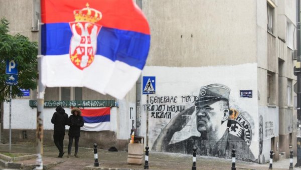 УКЛОЊЕНА ФАРБА СА МУРАЛА РАТКУ МЛАДИЋУ: Група младића скинула фарбу са прекреченог лика генерала УКЛОЊЕНА ФАРБА СА МУРАЛА РАТКУ МЛАДИЋУ: Група младића скинула фарбу са прекреченог лика генерала