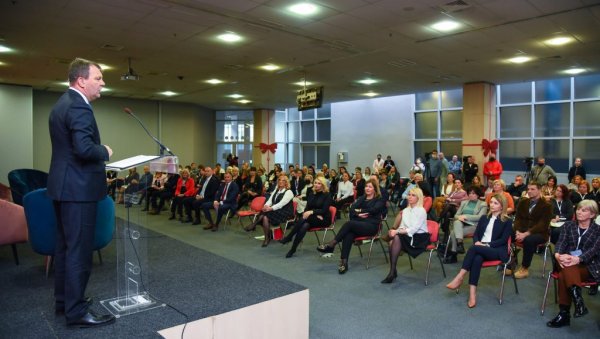 СНАЖНА ПОДРШКА ЖЕНСКОМ ПРЕДУЗЕТНИШТВУ: За разне програме Покрајинска влада издвојила 185 милиона динара СНАЖНА ПОДРШКА ЖЕНСКОМ ПРЕДУЗЕТНИШТВУ: За разне програме Покрајинска влада издвојила 185 милиона динара