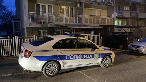 ОВО ЈЕ МЕСТО СТРАВИЧНОГ ЗЛОЧИНА У ЖАРКОВУ: Човек убио жену, па пререзао себи руке (ФОТО/ВИДЕО) ОВО ЈЕ МЕСТО СТРАВИЧНОГ ЗЛОЧИНА У ЖАРКОВУ: Човек убио жену, па пререзао себи руке (ФОТО/ВИДЕО)