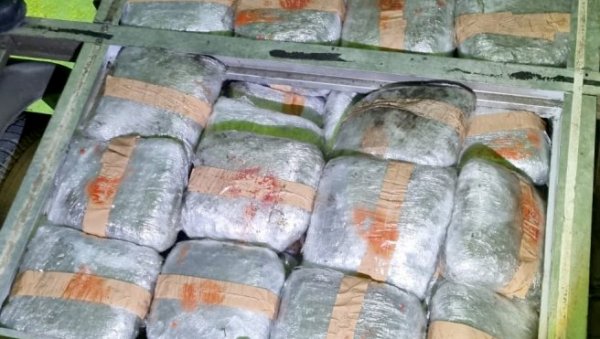 ЗАПЛЕЊЕНО 43 КИЛОГРАМА МАРИХУАНЕ: Акција полиције и царине на прелазу Шид