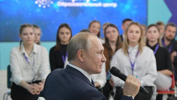 ЗАПАД ВОЛИ СЛАБУ РУСИЈУ: Јачање Москве доживљава се у развијеном свету као непријатна и непожељна конкуренција ЗАПАД ВОЛИ СЛАБУ РУСИЈУ: Јачање Москве доживљава се у развијеном свету као непријатна и непожељна конкуренција