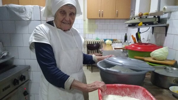 ИЗ СОПОЋАНА НИЈЕ ХТЕЛА НИ У ЊУЈОРК: Преминула легендарна бака Буда (91) ИЗ СОПОЋАНА НИЈЕ ХТЕЛА НИ У ЊУЈОРК: Преминула легендарна бака Буда (91)