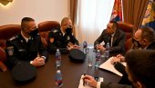 SRPSKI POLICAJCI NA KIPRU: Vulin ispratio policajce koji idu u mirovnu misiju UN SRPSKI POLICAJCI NA KIPRU: Vulin ispratio policajce koji idu u mirovnu misiju UN