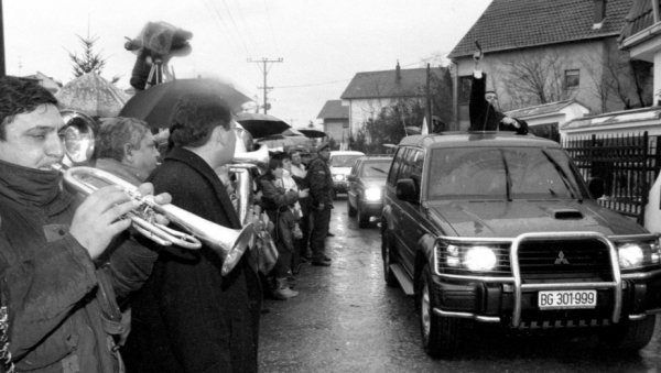 НИКАД ВИЂЕНЕ ФОТОГРАФИЈЕ СВАДБЕ ЦЕЦЕ И АРКАНА: Конвој од 60 џипова ишао по младу, међу званицама и Мика Алексић (ФОТО) НИКАД ВИЂЕНЕ ФОТОГРАФИЈЕ СВАДБЕ ЦЕЦЕ И АРКАНА: Конвој од 60 џипова ишао по младу, међу званицама и Мика Алексић (ФОТО)