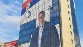 ДОБРО ДОШАО, ПРЕДСЕДНИЧЕ: Нишлије великим билбордом дочекале Вучића (ВИДЕО) ДОБРО ДОШАО, ПРЕДСЕДНИЧЕ: Нишлије великим билбордом дочекале Вучића (ВИДЕО)