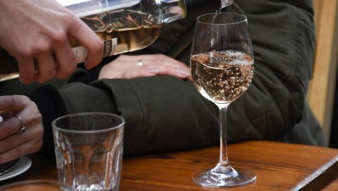 SLATKA I ROZE TRAJU DUŽE: Koliko dugo vino sme da bude otvoreno?