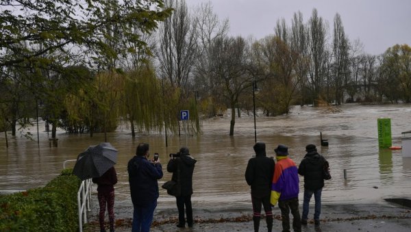 ЗАСТРАШУЈУЋИ ПРИЗОРИ ИЗ ШПАНИЈЕ: Излиле се реке и потопиле куће и аутомобиле (ФОТО) ЗАСТРАШУЈУЋИ ПРИЗОРИ ИЗ ШПАНИЈЕ: Излиле се реке и потопиле куће и аутомобиле (ФОТО)
