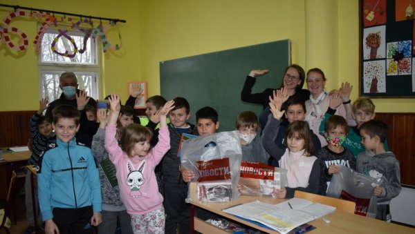 ОБРАДОВАЛИ ЂАКЕ У ЦРНОЈ БАРИ: Новости поклониле књиге, своја издања, библиотеци школе у селу код Чоке ОБРАДОВАЛИ ЂАКЕ У ЦРНОЈ БАРИ: Новости поклониле књиге, своја издања, библиотеци школе у селу код Чоке