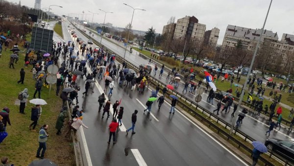 ЗАВРШЕНЕ БЛОКАДЕ: Много мањи број окупљених него прошле суботе, Ћутини еколози покушали да линчују човека код Сава центра ЗАВРШЕНЕ БЛОКАДЕ: Много мањи број окупљених него прошле суботе, Ћутини еколози покушали да линчују човека код Сава центра