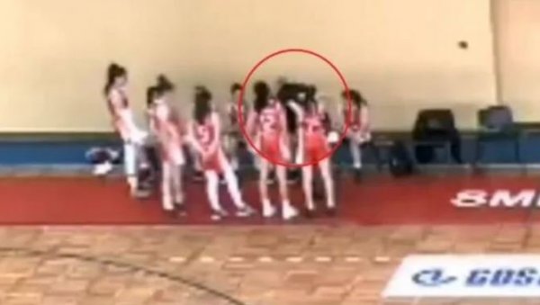 ТРЕНЕР ИЗ КРАГУЈЕВЦА УДАРА ДЕВОЈЧИЦУ: Друштвеним мрежама кружи скандалозан снимак (ВИДЕО) ТРЕНЕР ИЗ КРАГУЈЕВЦА УДАРА ДЕВОЈЧИЦУ: Друштвеним мрежама кружи скандалозан снимак (ВИДЕО)