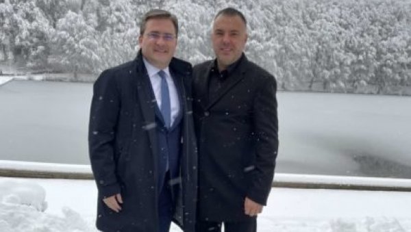 СЕЛАКОВИЋ И ГУЈОН УРУЧИЛИ ПОМОЋ ПОВРАТНИЦИМА: Донација Србије за 35 породица у Босанском Петровцу СЕЛАКОВИЋ И ГУЈОН УРУЧИЛИ ПОМОЋ ПОВРАТНИЦИМА: Донација Србије за 35 породица у Босанском Петровцу