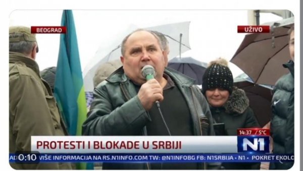 ПРЕТЊЕ И УВРЕДЕ ВУЧИЋУ СА НЕЗАКОНИТИХ БЛОКАДА: Несрећан си се родио, тако ћеш и завршити (ВИДЕО) ПРЕТЊЕ И УВРЕДЕ ВУЧИЋУ СА НЕЗАКОНИТИХ БЛОКАДА: Несрећан си се родио, тако ћеш и завршити (ВИДЕО)