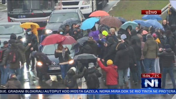 ПОНОВО ИНЦИДЕНТИ НА ПРОТЕСТУ ЋУТИНИХ ЕКОЛОГА: Избила туча код Сава центра, човека тукли транспарентом ПОНОВО ИНЦИДЕНТИ НА ПРОТЕСТУ ЋУТИНИХ ЕКОЛОГА: Избила туча код Сава центра, човека тукли транспарентом